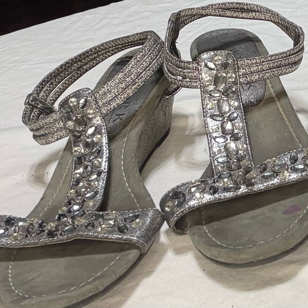 Elegant Silver Women's Sandals - Picture 2 of 7